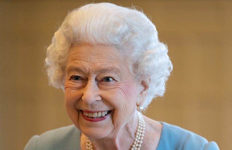 El Príncipe Carlos dice que la Reina se siente mucho mejor después del combate de COVID