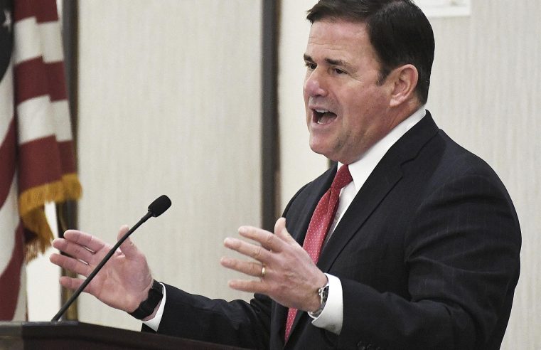 El gobernador de Arizona Ducey no se presenta al Senado, lo que supone un golpe para el reclutamiento del GOP