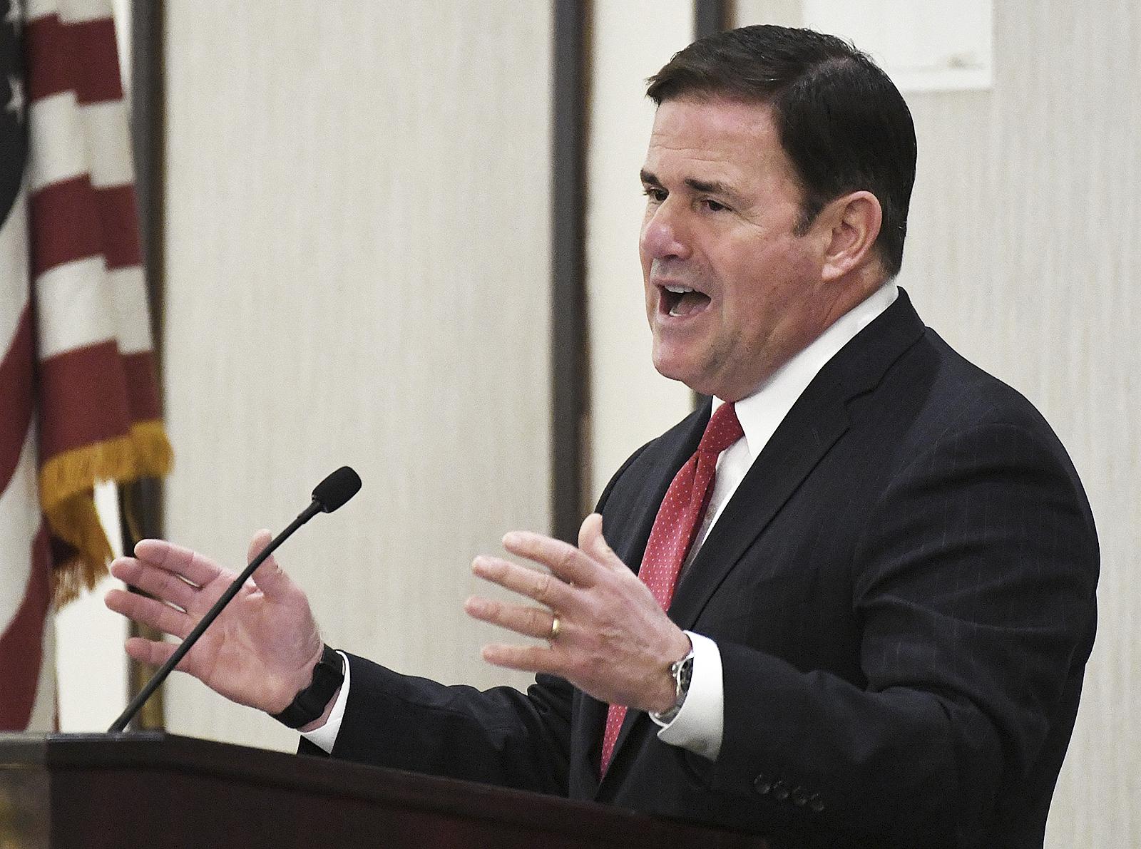 El gobernador de Arizona Ducey no se presenta al Senado, lo que supone un golpe para el reclutamiento del GOP