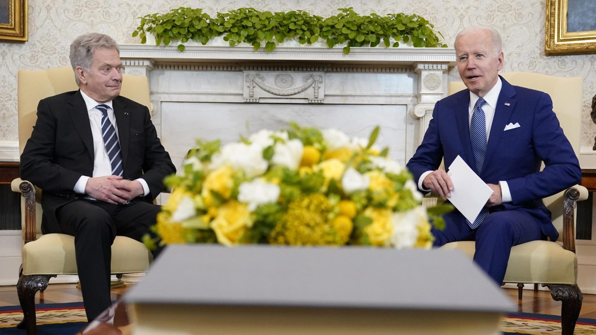 El líder finlandés se reúne con Biden y sopesa la OTAN mientras la guerra se agrava
