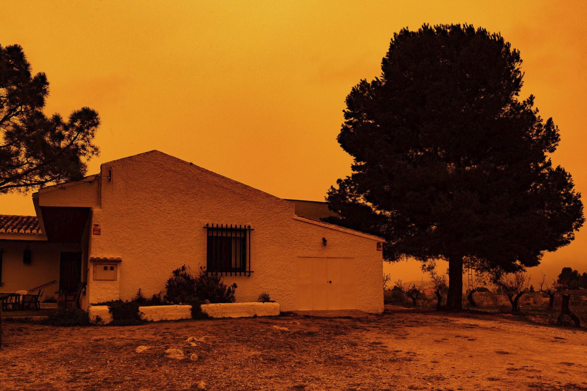 El polvo rojo-naranja del Sahara cubre España y dificulta la respiración