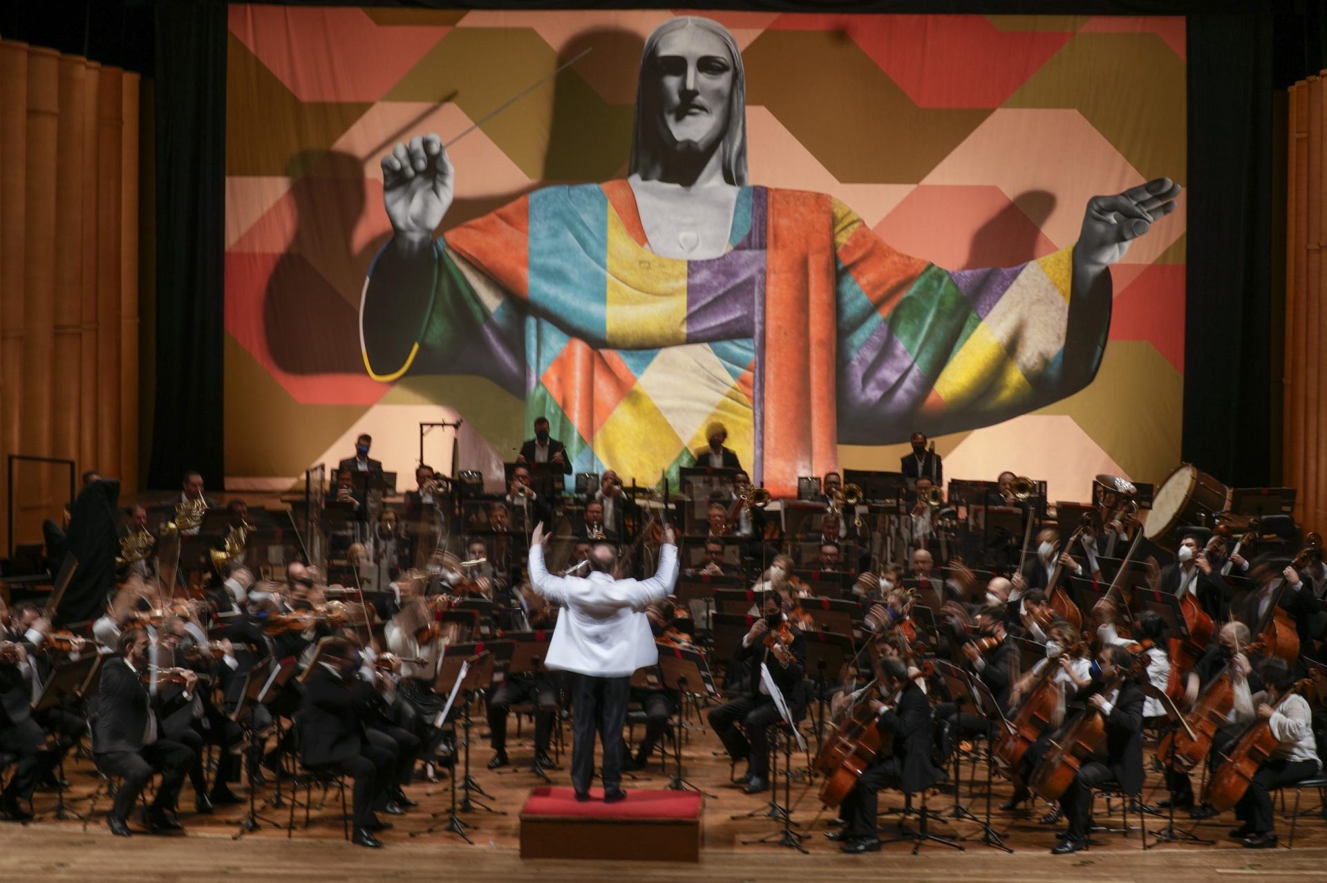 En Brasil, un muralista y una orquesta piden la paz en Ucrania