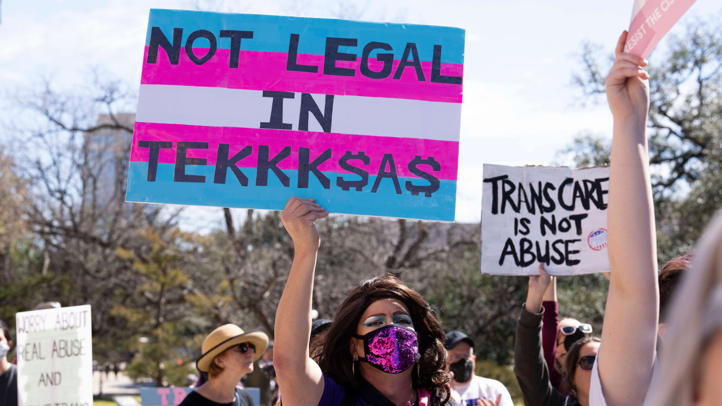 Estas familias con niños trans dicen que tienen que irse de Texas para mantenerse a salvo