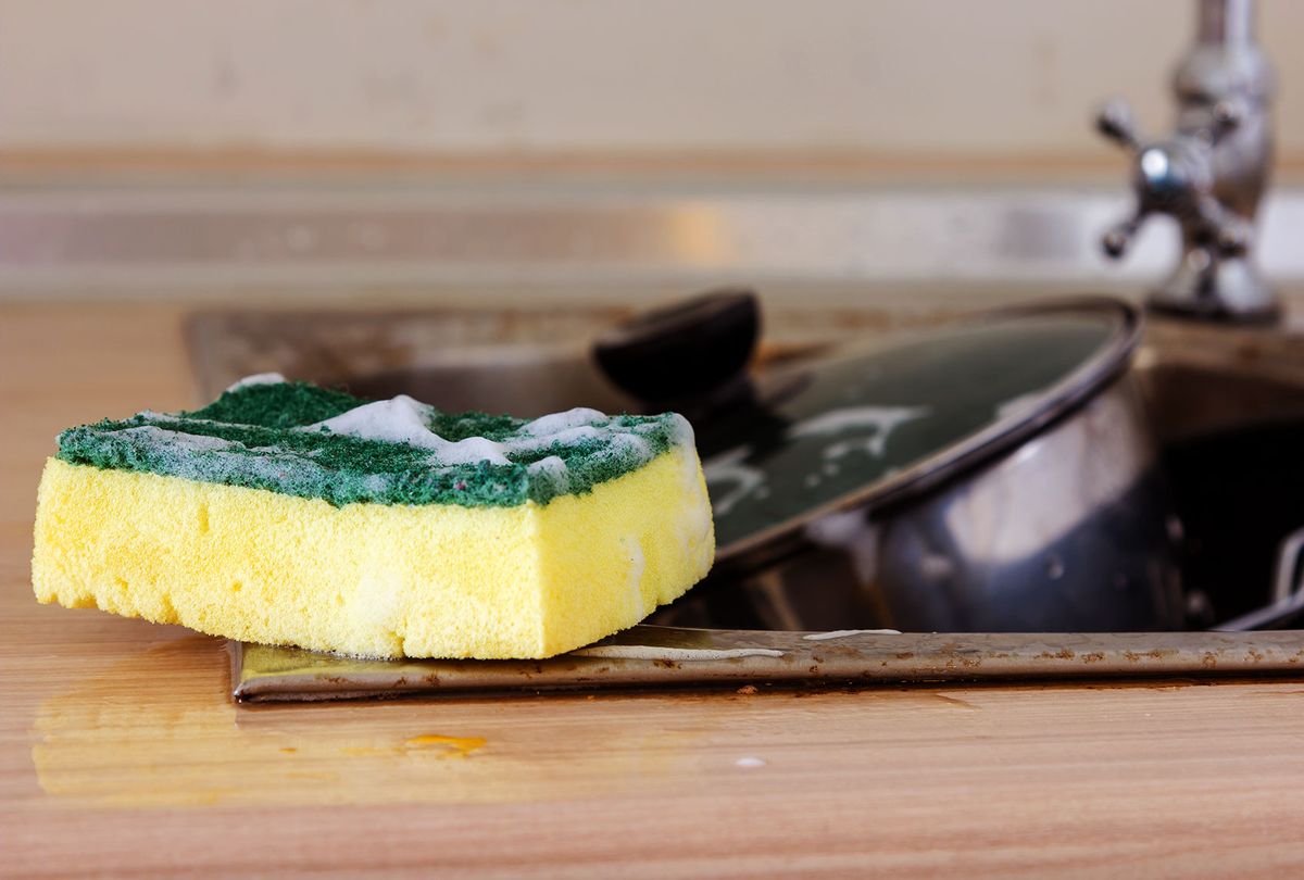 Este utensilio de cocina común es un caldo de cultivo para bacterias peligrosas