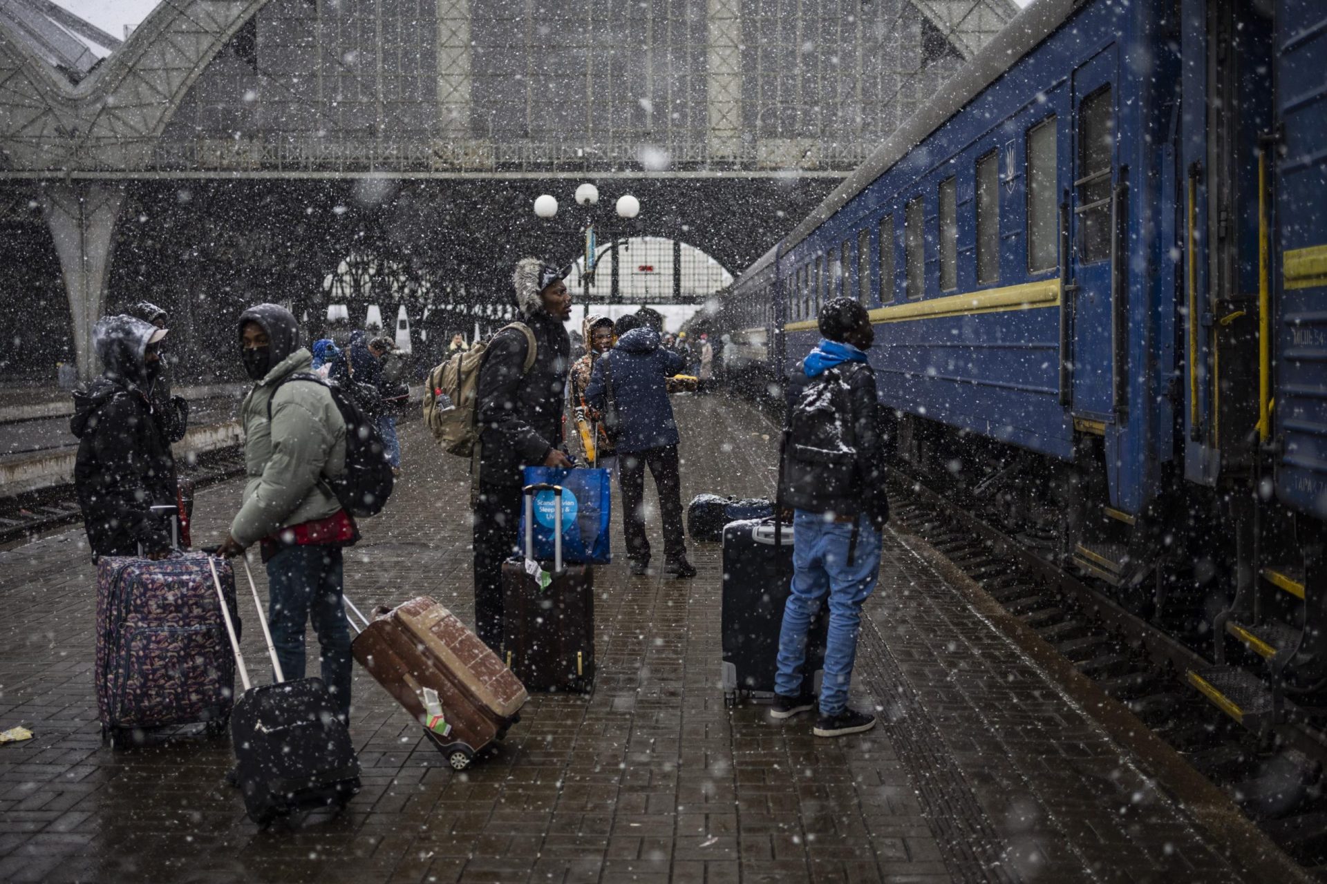 Extranjeros que huyeron de Ucrania se unen para ayudar a otros a escapar