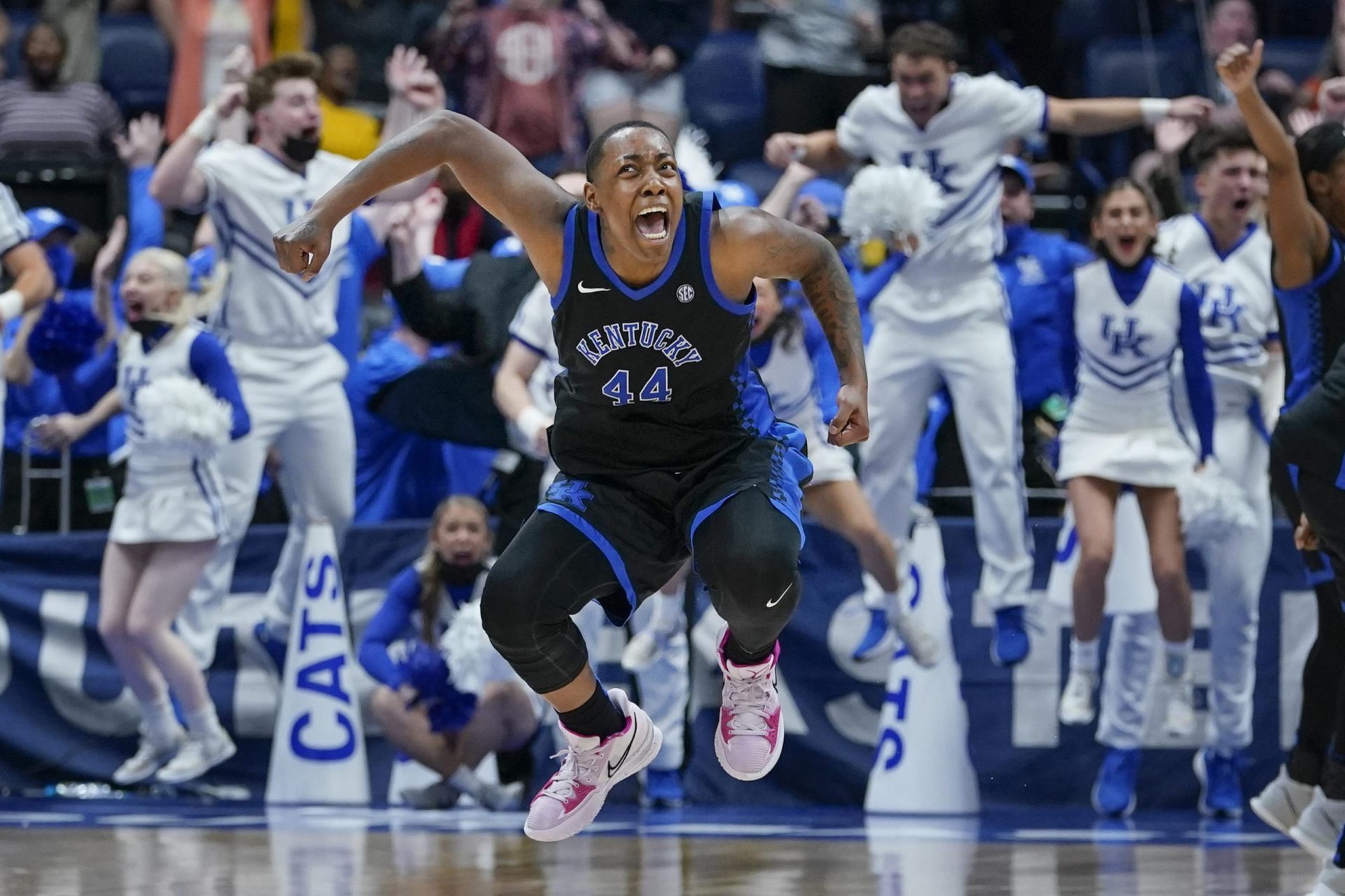Kentucky sorprende a la No. 1 de Carolina del Sur para ganar el título femenino de la SEC