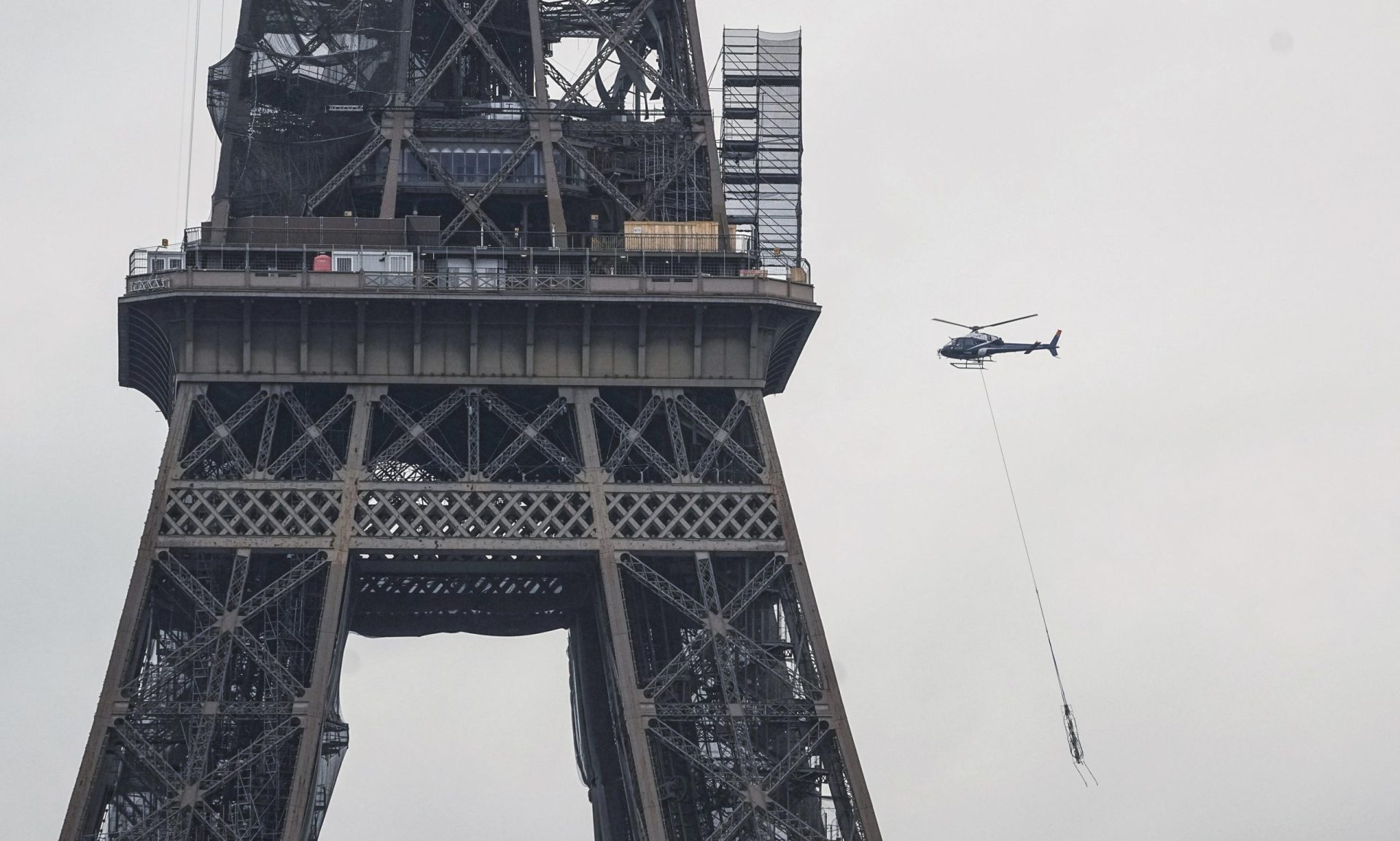 La Torre Eiffel crece aún más gracias a una nueva antena