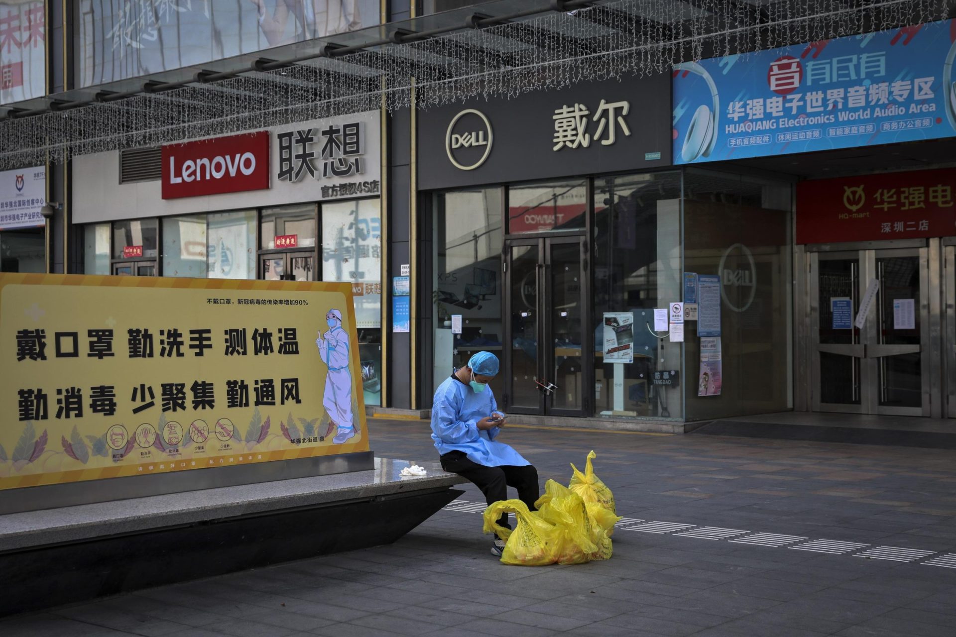 La ciudad china de Shenzhen reabre sus puertas, pero sigue tratando de contener el virus