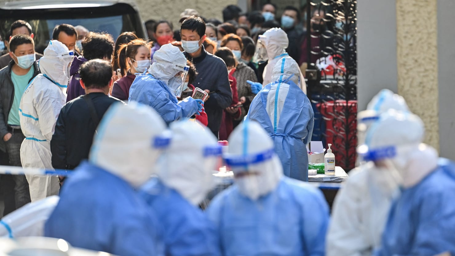 La dividida Shanghái lucha contra la oleada de Omicron con el primer bloqueo pandémico