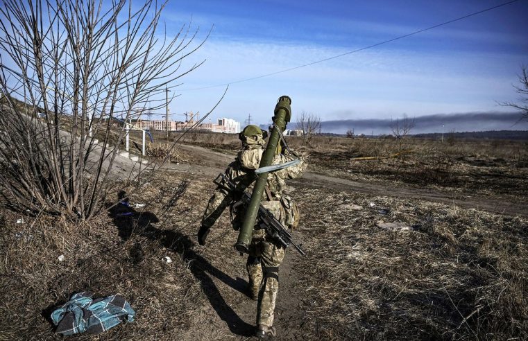 Voces contra la guerra piden diplomacia en Ucrania, no solo “armas, armas, armas”