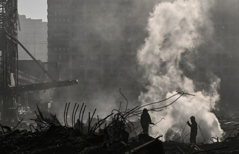 Las fuerzas rusas destruyen un enorme centro comercial en Kiev, matando al menos a ocho personas