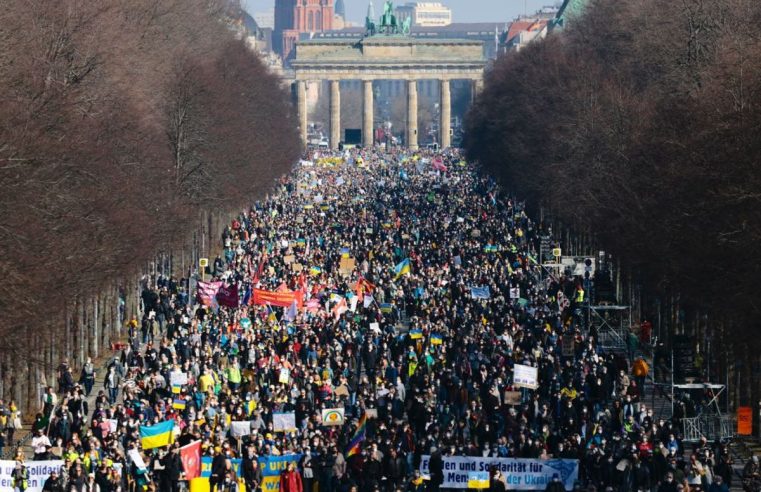 Las masivas protestas contra la guerra se despliegan por toda Europa mientras continúa el asalto de Rusia a Ucrania