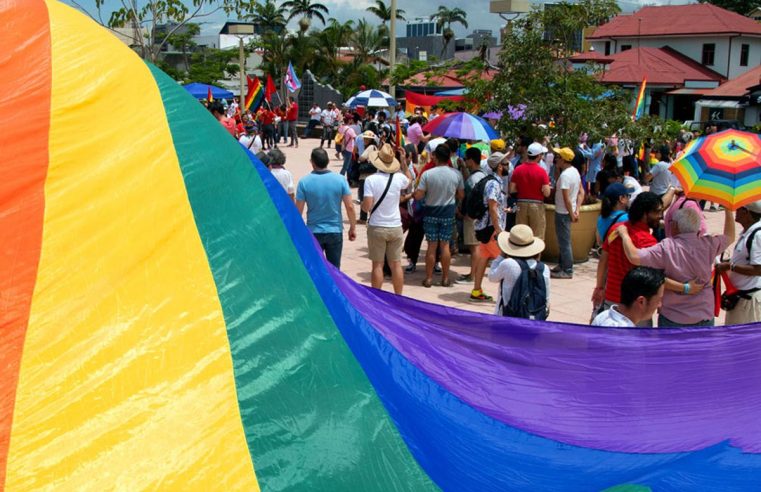 Los estudiantes de Florida organizan paros y son suspendidos por repartir banderas del orgullo en señal de protesta