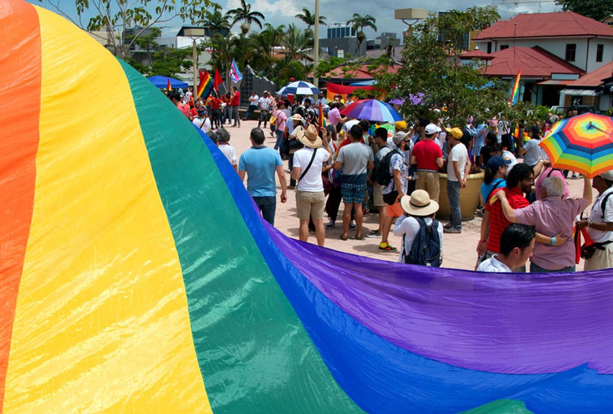 Los estudiantes de Florida organizan paros y son suspendidos por repartir banderas del orgullo en señal de protesta