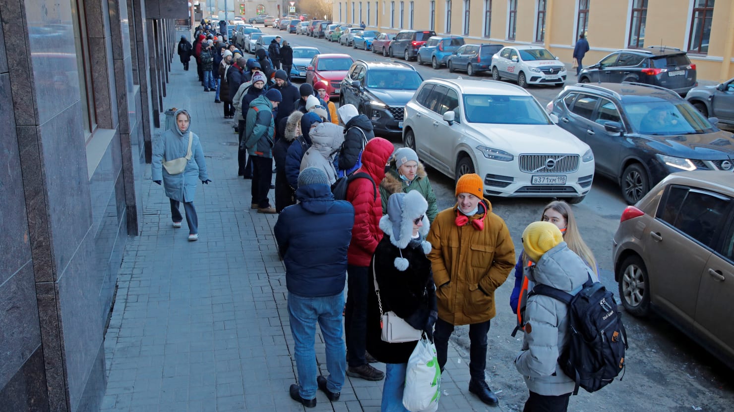 Los rusos, desesperados, se apresuran a retirar dinero en efectivo mientras las sanciones hacen que la moneda caiga en picado