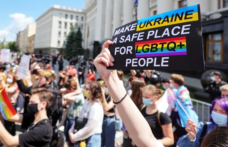 Los ucranianos LGBT temen estar en la lista de asesinatos de Putin.  Muchos se quedan a luchar de todos modos.