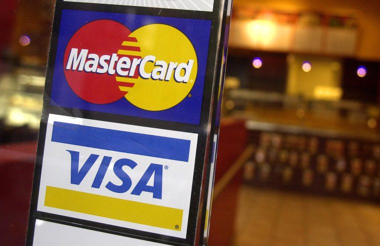 Mastercard y Visa suspenden sus operaciones en Rusia tras la invasión