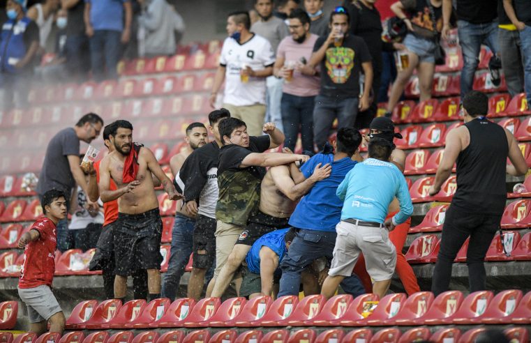 México suspende partidos de la liga de fútbol tras multitudinaria trifulca