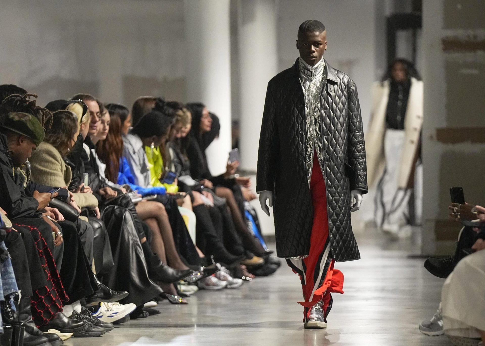 Moda parisina: Loewe encanta, VTMNTS estrena abrigos geniales