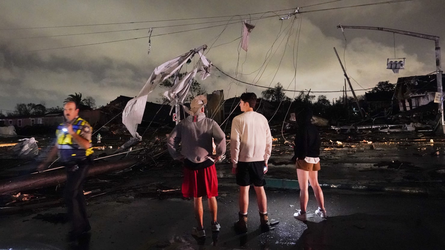 Tornado ‘peligroso’ de múltiples vórtices arrasa Nueva Orleans, al menos un muerto