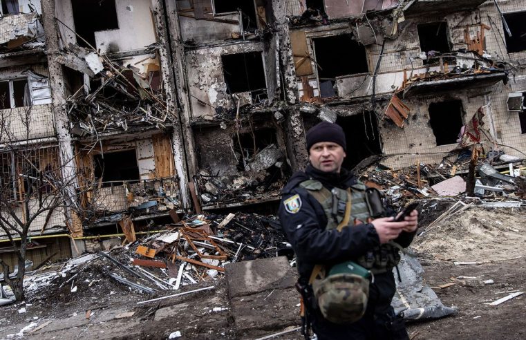 Ucrania se niega a deponer las armas mientras está bajo ataque