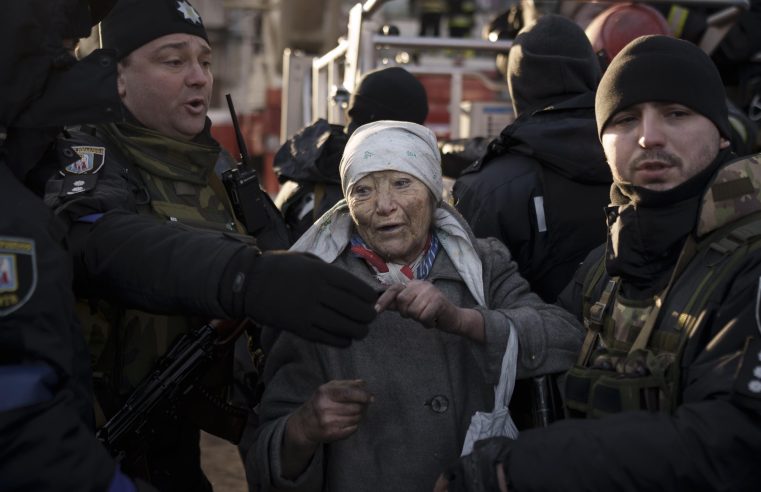 Ucrania ve espacio para el compromiso, ya que 20,000 escapan de Mariupol