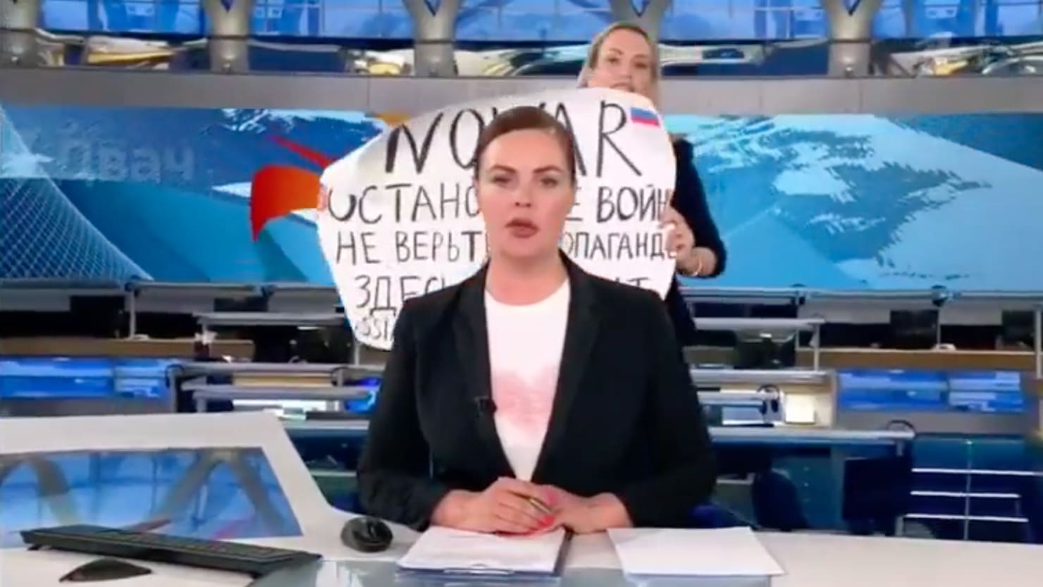 Un valiente manifestante interrumpe la emisión de la televisión estatal rusa con un mensaje contra la guerra