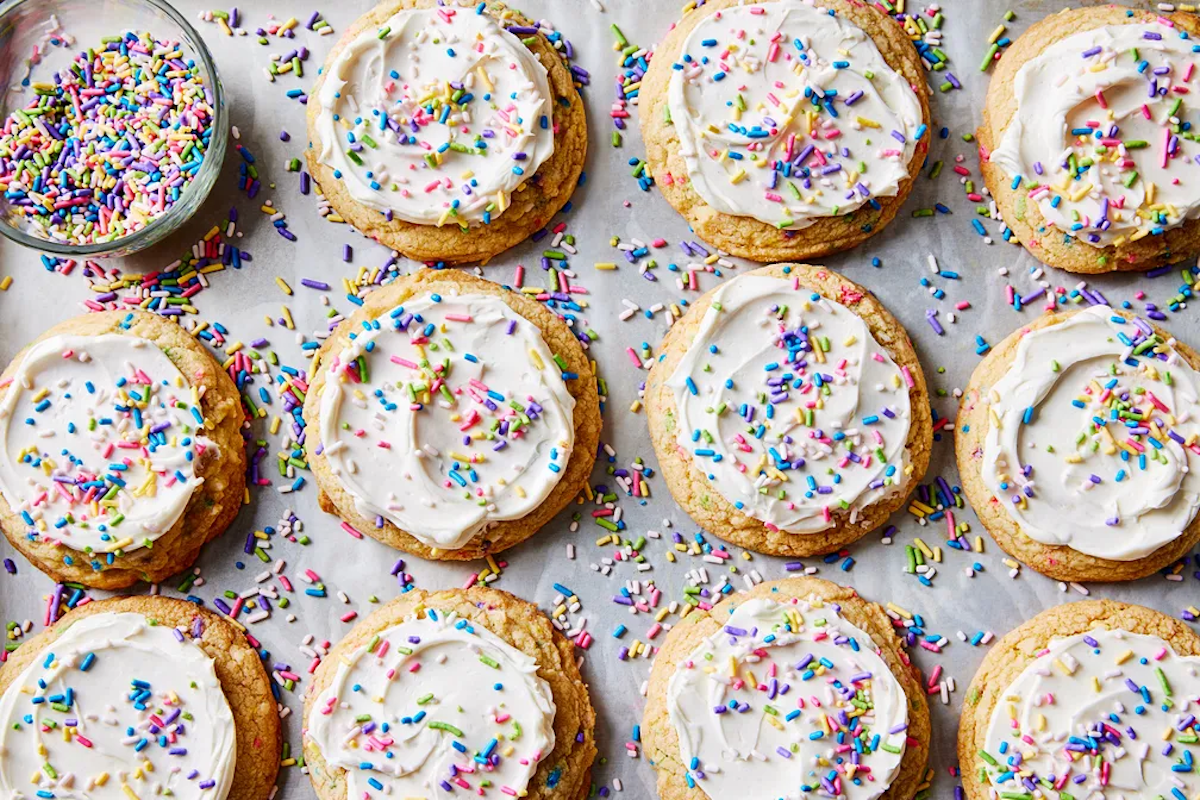 Cubiertas con crema de mantequilla, estas galletas de azúcar son perfectas para todo, desde cumpleaños hasta fiambreras