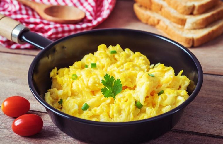 5 herramientas para hacer mejores huevos en casa, según nuestros editores