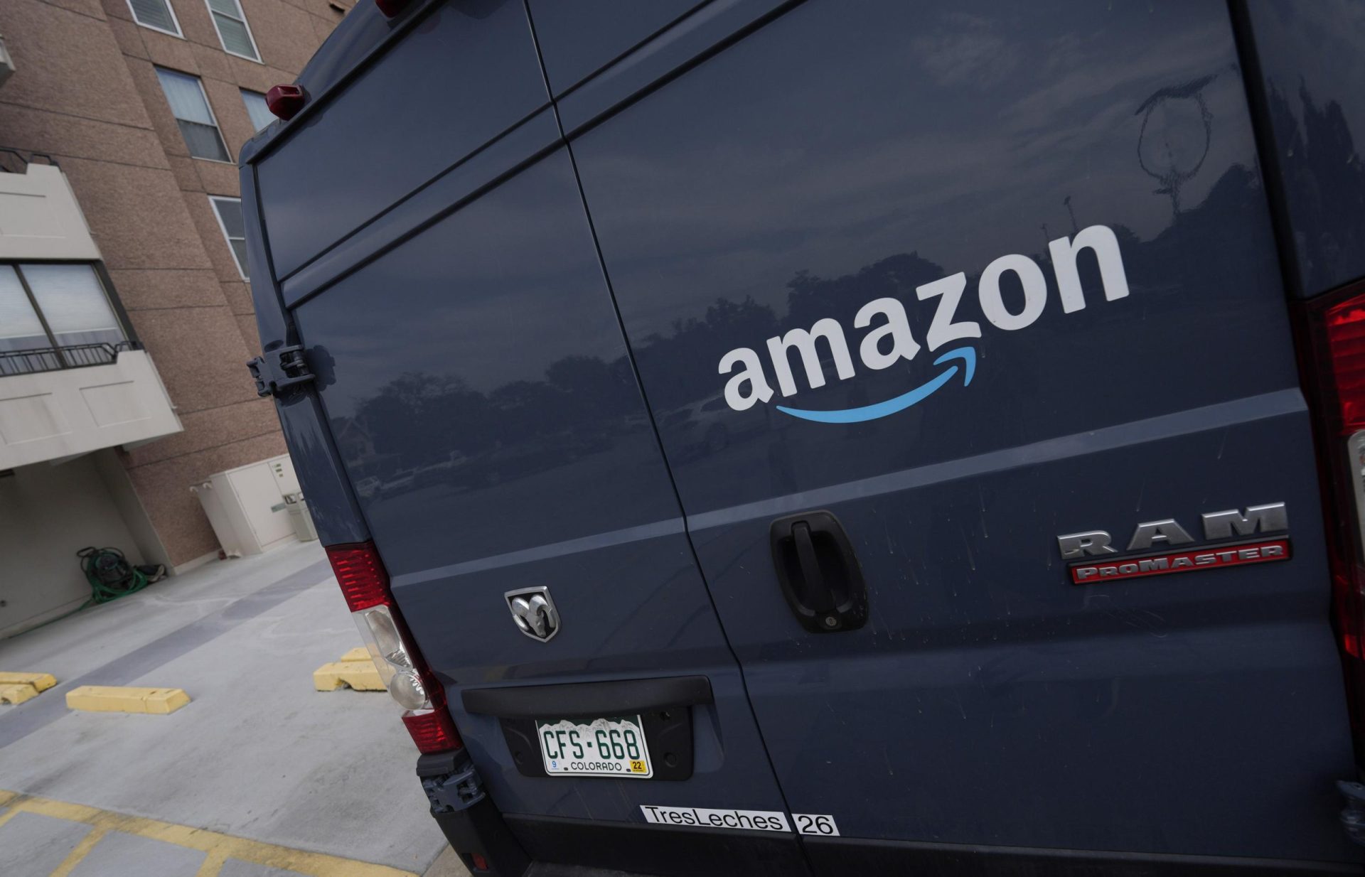 Amazon añade un 5% de “recargo por combustible e inflación” a las tarifas de los vendedores