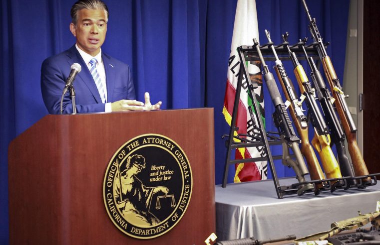 California AG: Los agentes se incautaron de 1.500 armas ilegales en 2021