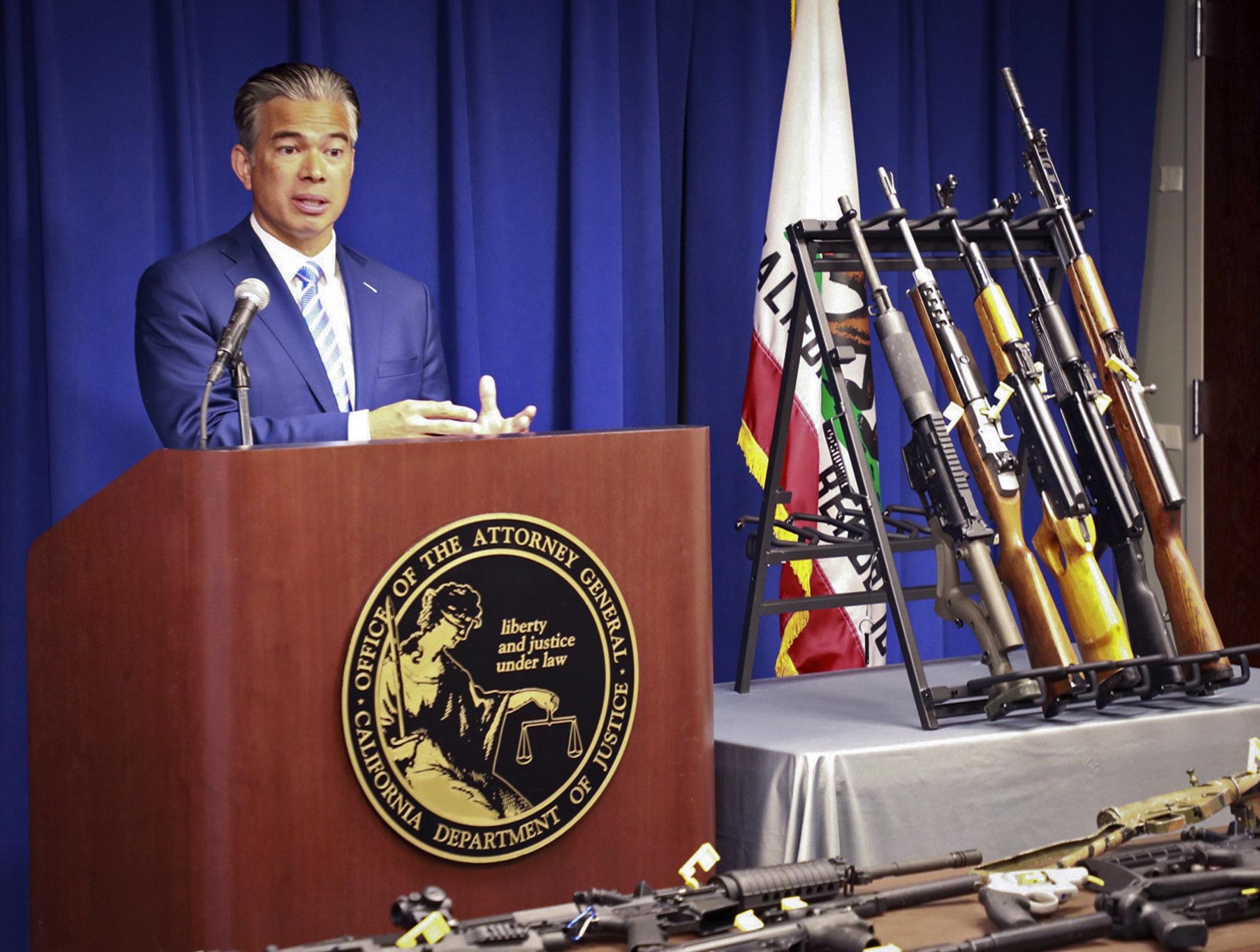 California AG: Los agentes se incautaron de 1.500 armas ilegales en 2021