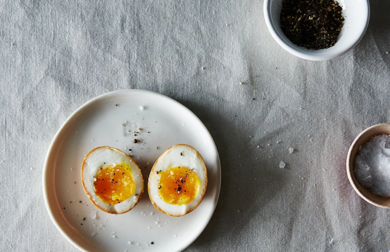 Cómo saber si tus huevos *todavía* son comestibles