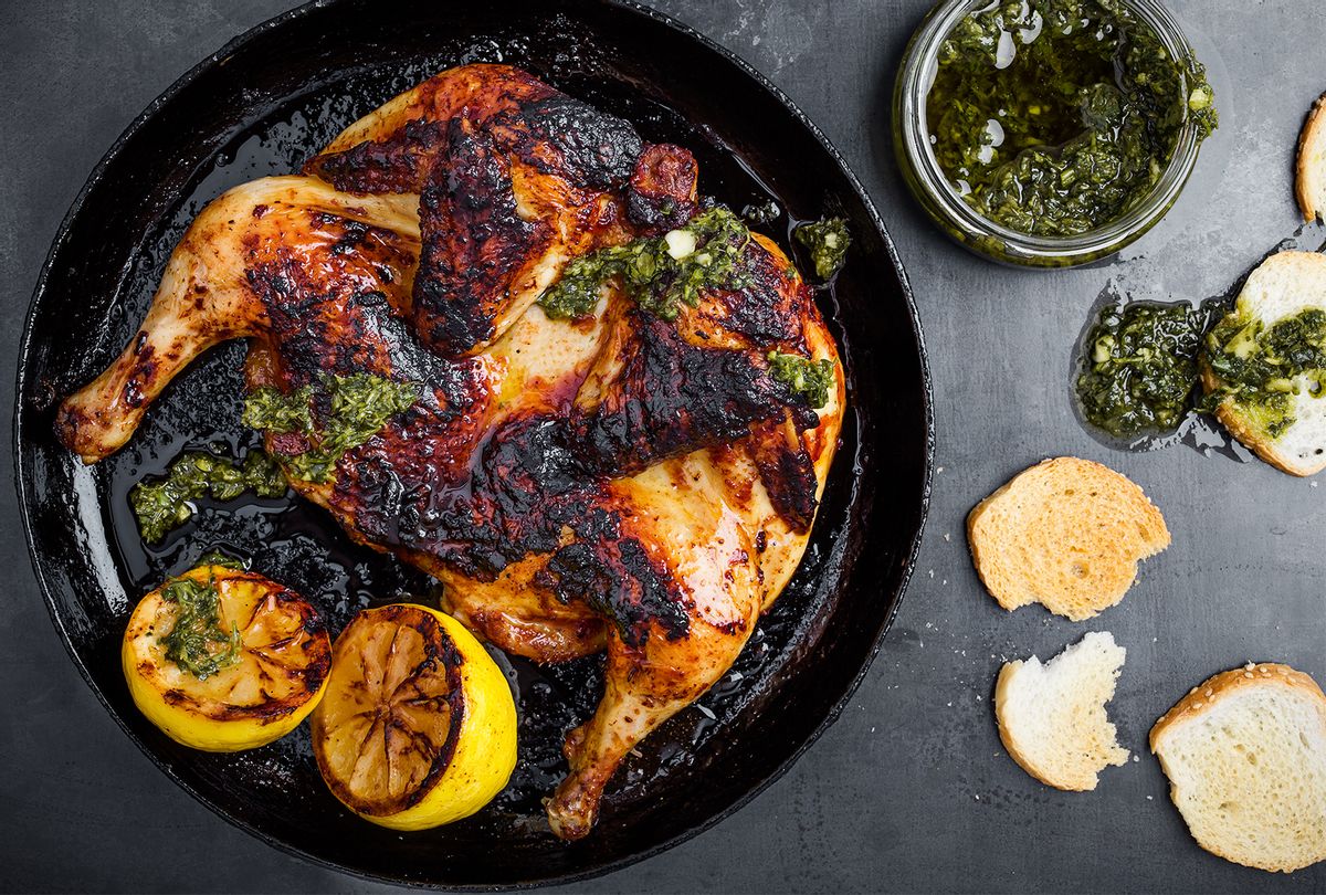 Desde Samin Nosrat hasta Julia Child, esto es lo que tienen en común las recetas de pollo asado de los mejores chefs