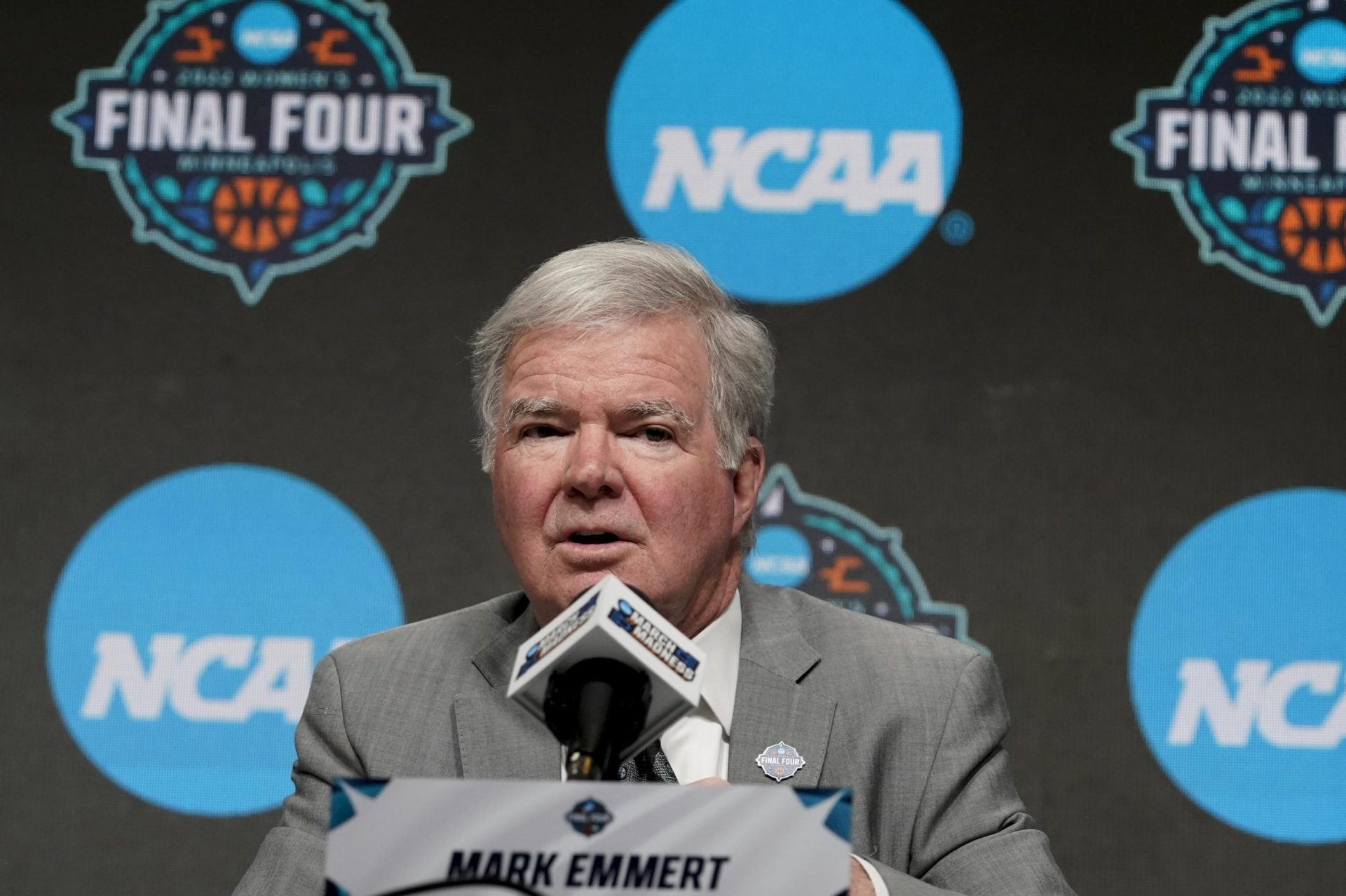 Emmert reclama progreso en las NCAA femeninas, no en el salario cercano