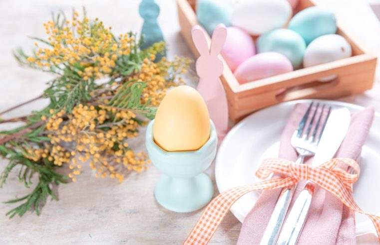 Este sencillo menú de Pascua actualiza clásicos como los huevos rellenos, el cordero con menta y los guisantes tiernos.