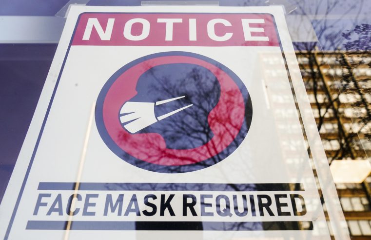 Filadelfia restaurará el mandato de máscaras en interiores a medida que aumentan los casos