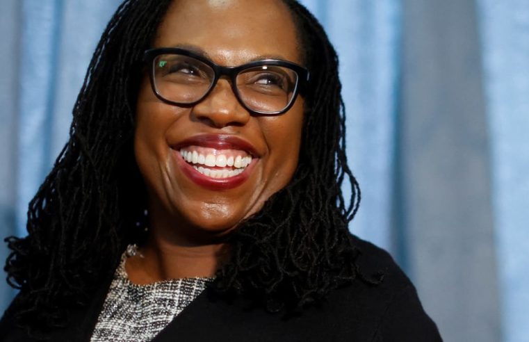 Ketanji Brown Jackson confirmada, hace historia como la primera mujer negra en la Corte Suprema