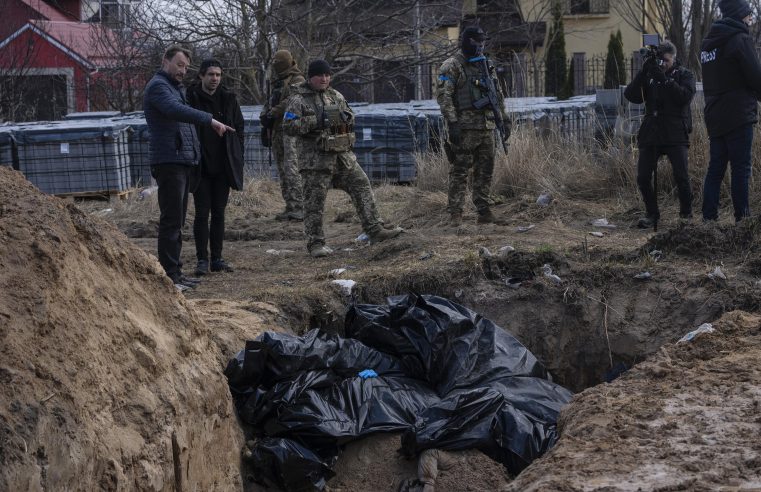 La campaña de los medios rusos afirma falsamente que las muertes de Bucha son falsas