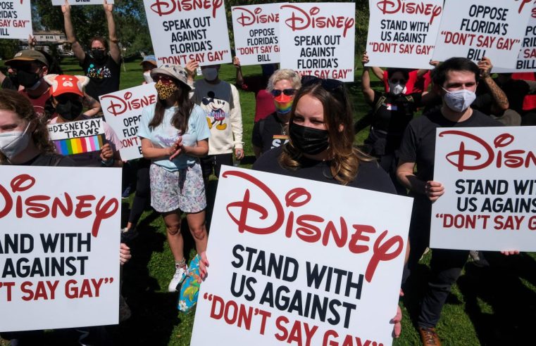 La obsesión por los pedo de la extrema derecha se generaliza con los llamados a “traer munición” a la pelea de Disney