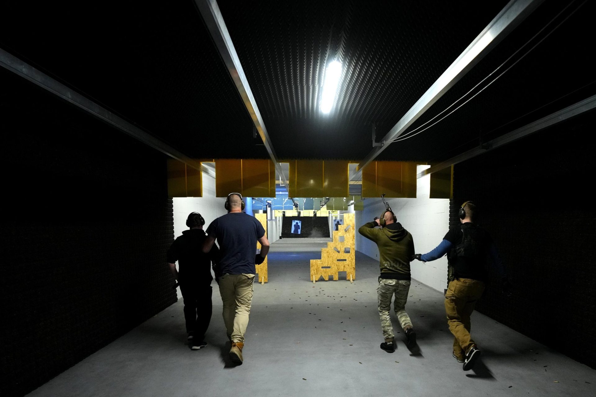 Los checos imparten formación gratuita de tiro a los ucranianos locales
