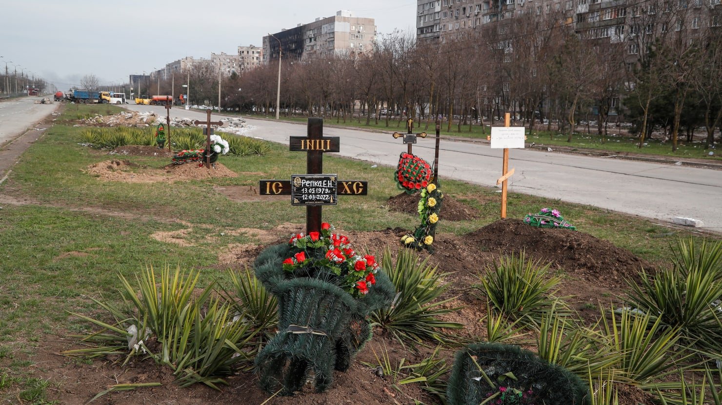 Los jardines son ahora cementerios en Mariupol mientras Rusia intensifica la guerra