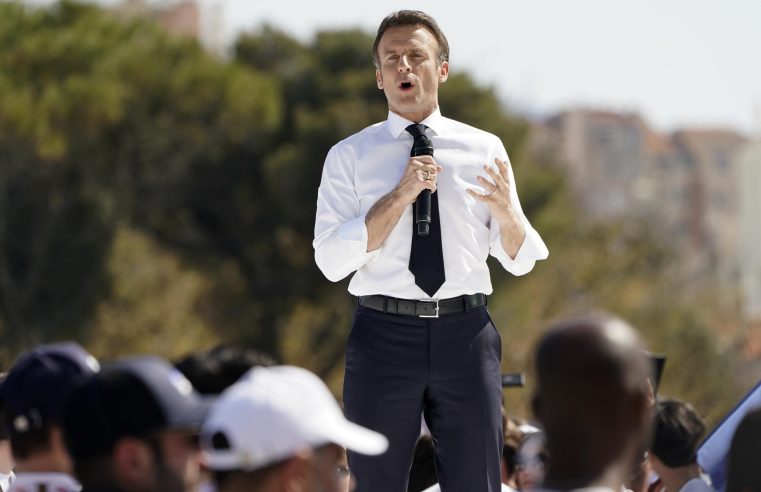 Macron corteja a los votantes de Marsella; activistas del clima en París