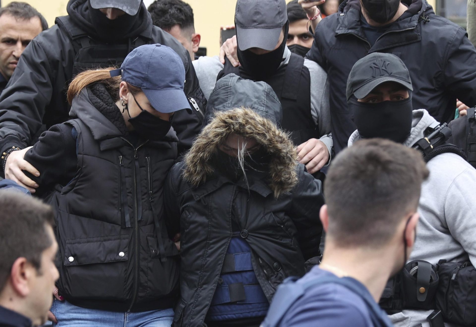 Mujer griega acusada de asesinato tras la muerte de 3 hijas