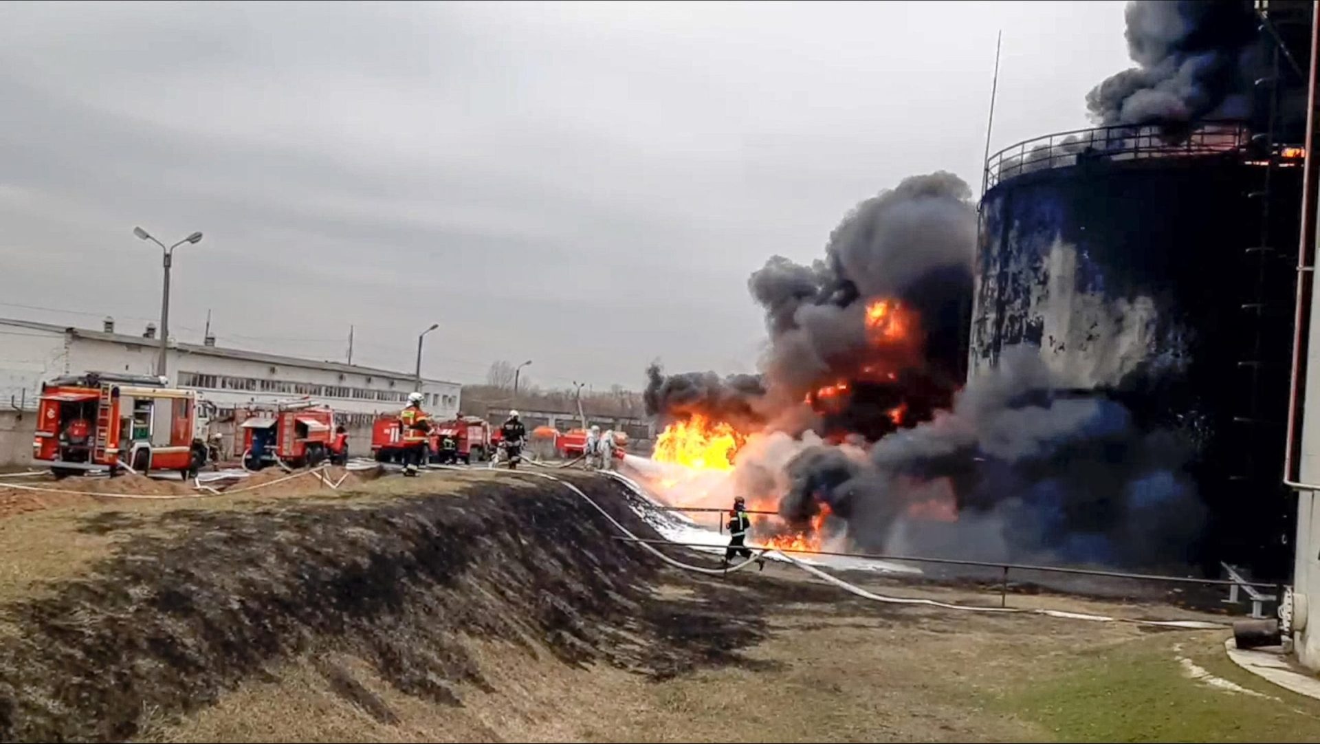 Rusia culpa a Ucrania de la explosión de un depósito de combustible; Kiev niega su papel