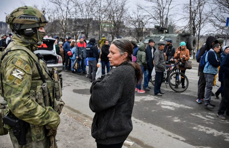 Rusia reúne a miles de ucranianos en “campos de filtración”, advierten las autoridades de Mariupol