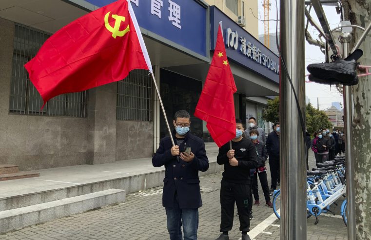 Shanghái pasa a la segunda parte del bloqueo mientras crecen las colas para las pruebas