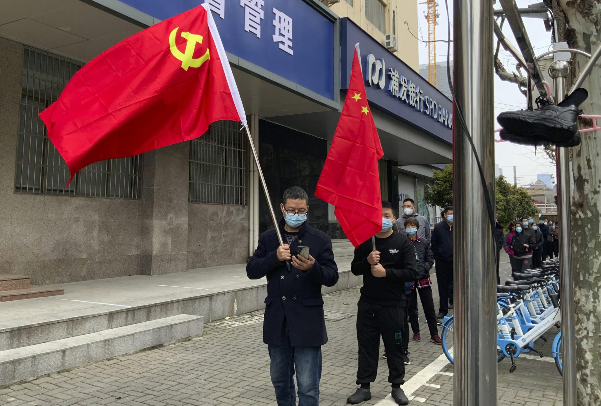 Shanghái pasa a la segunda parte del bloqueo mientras crecen las colas para las pruebas