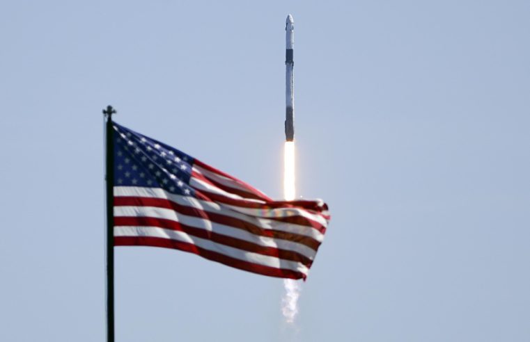 SpaceX lanza 3 visitantes a la estación espacial por $ 55 millones cada uno