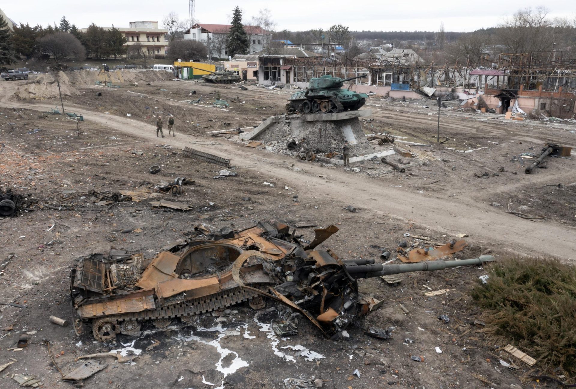 Tras la retirada de las fuerzas rusas, una ciudad destrozada respira